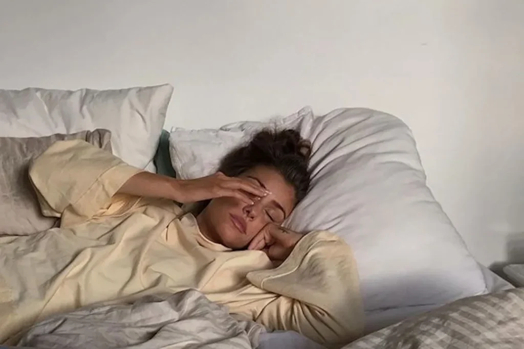 yatakta yatan uykulu kadın