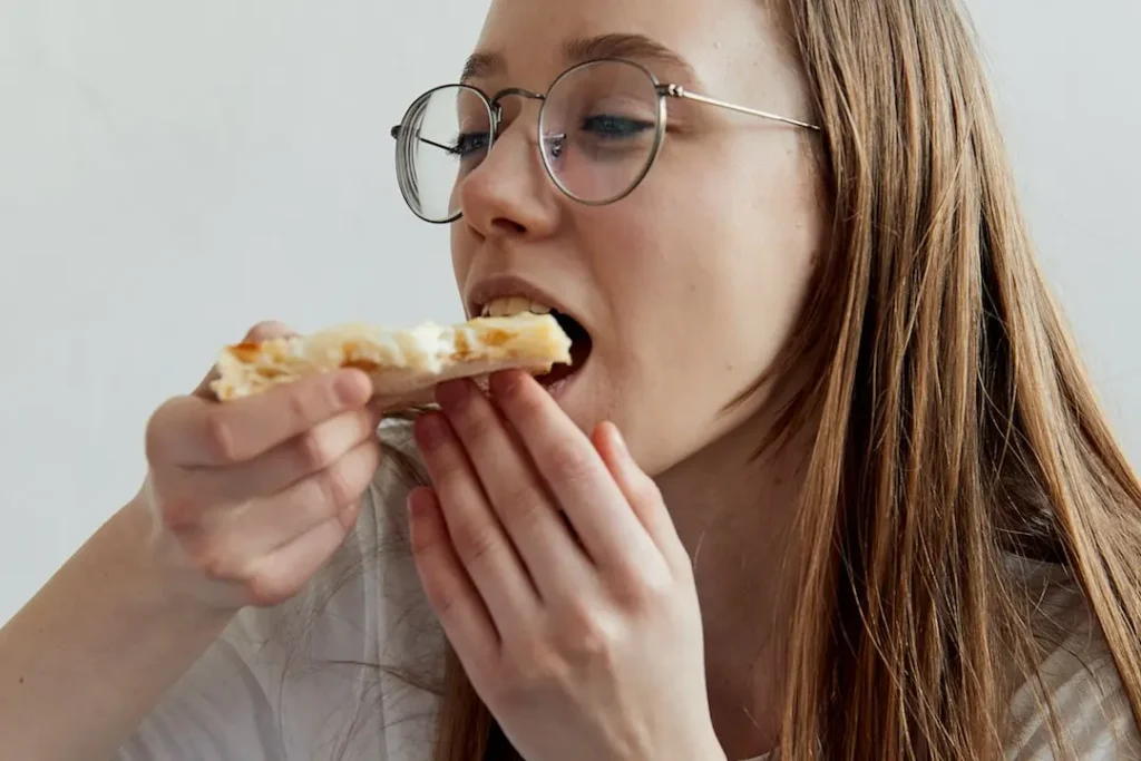 yemek yiyen gözlüklü kız