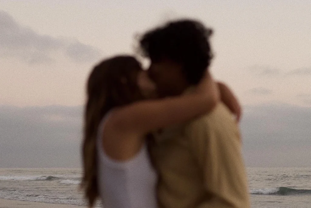 deniz kenarında öpüşen çift