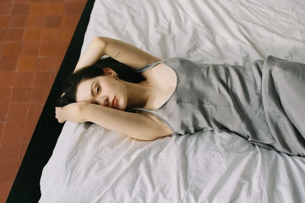 yatakta uzanan kadın