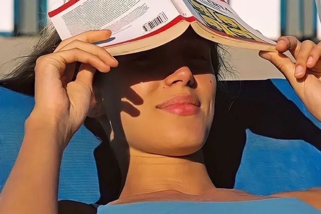 şezlongta kitap okuyan kadın