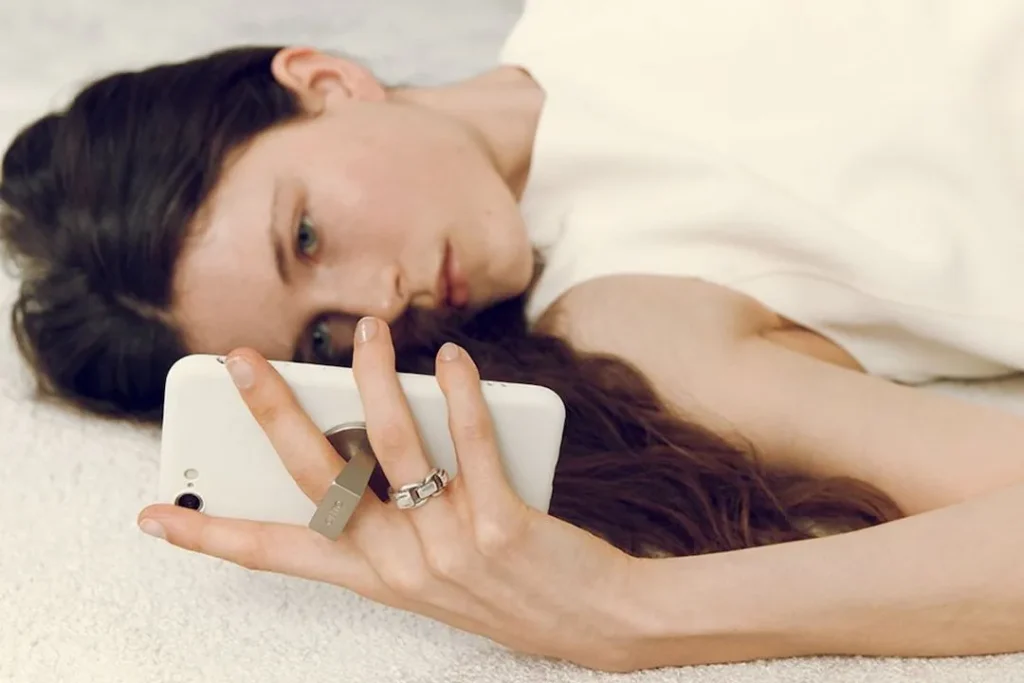 telefona bakan kadın