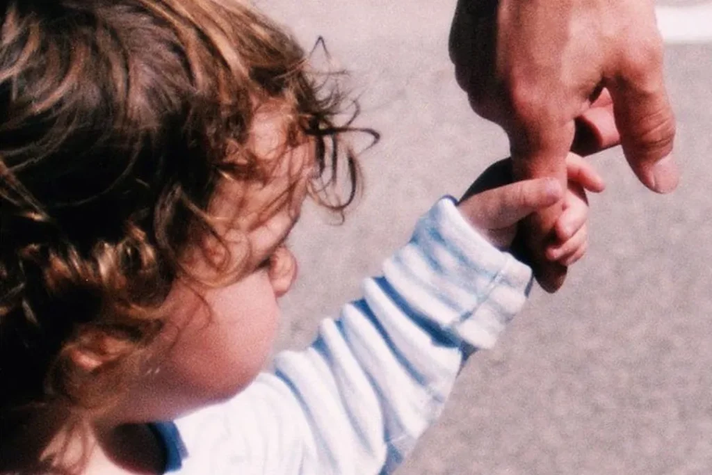 babasının elinden tutan çocuk