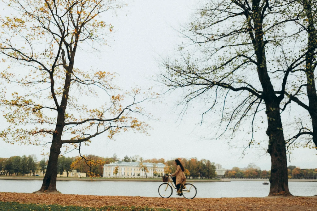 şehirde bisiklet süren kadın