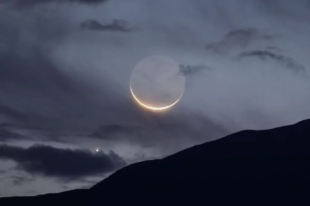 mavi gökyüzü ve yeniay