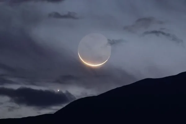 mavi gökyüzü ve yeniay