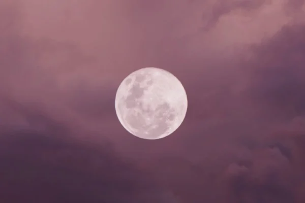 pembe gökyüzünde dolunay