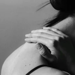 boynunu tutan kadın